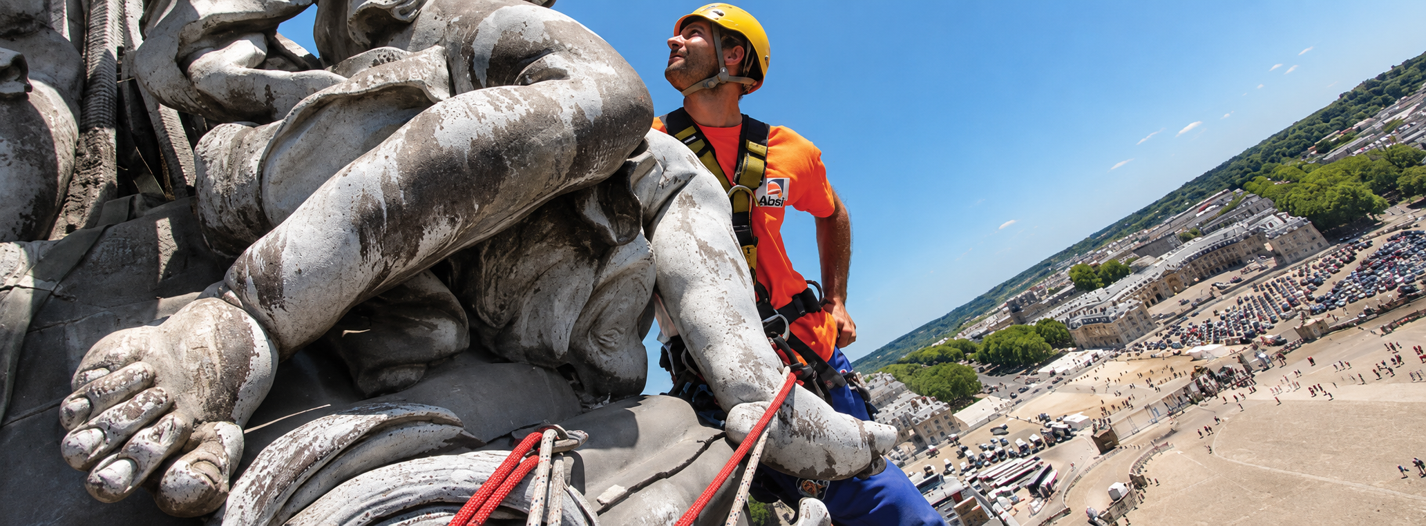 Un technicien Abside intervient sur cordes sur un monument